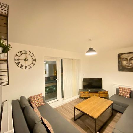 3 Bedrooms Double Or Single Beds, 2 Parking Spaces! Wifi & Smart Tv'S, Balcony Portsmouth Exterior photo
