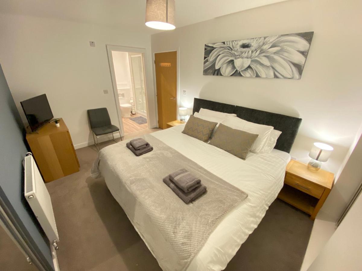 3 Bedrooms Double Or Single Beds, 2 Parking Spaces! Wifi & Smart Tv'S, Balcony Portsmouth Exterior photo