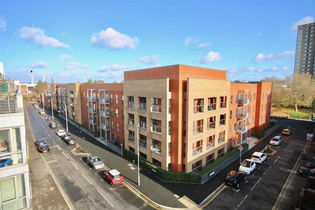3 Bedrooms Double Or Single Beds, 2 Parking Spaces! Wifi & Smart Tv'S, Balcony Portsmouth Exterior photo