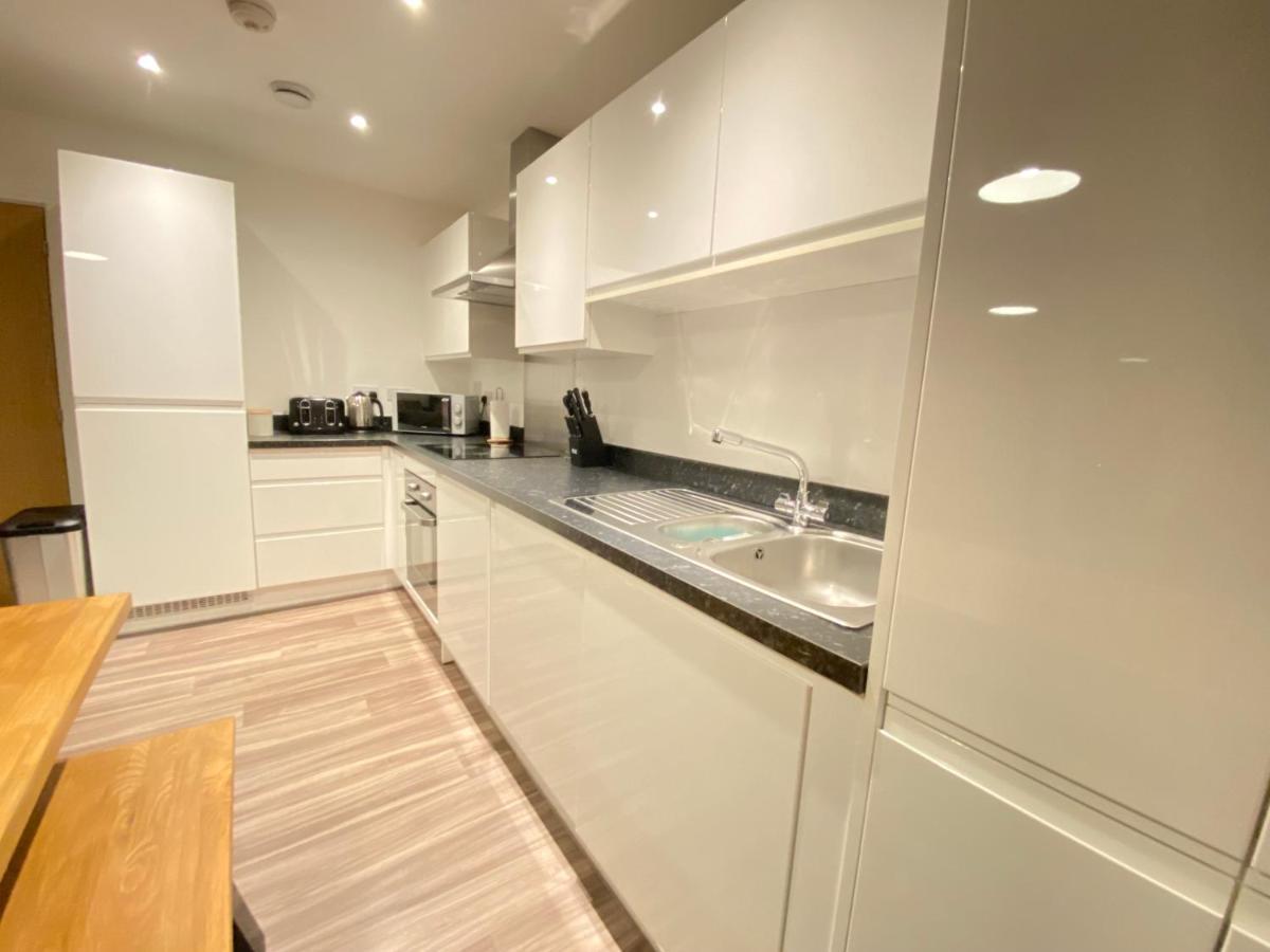 3 Bedrooms Double Or Single Beds, 2 Parking Spaces! Wifi & Smart Tv'S, Balcony Portsmouth Exterior photo