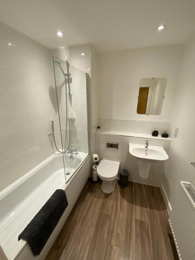 3 Bedrooms Double Or Single Beds, 2 Parking Spaces! Wifi & Smart Tv'S, Balcony Portsmouth Exterior photo